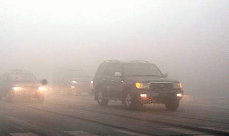 汽車尾氣是灰霾形成的重要因素，因此在車輛繁忙的交通要道，灰霾情況會顯得尤其嚴重，能見度比其他地方更低